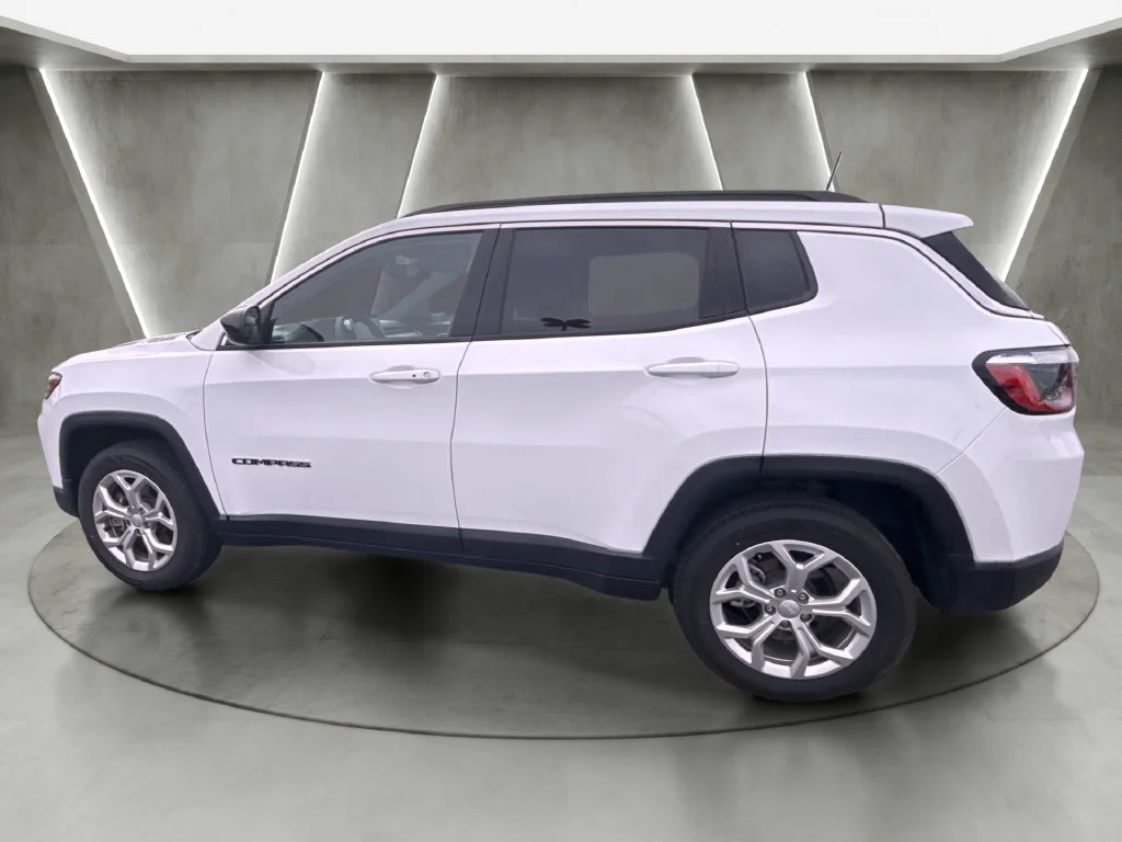 Used 2024 White Jeep Latitude image 6
