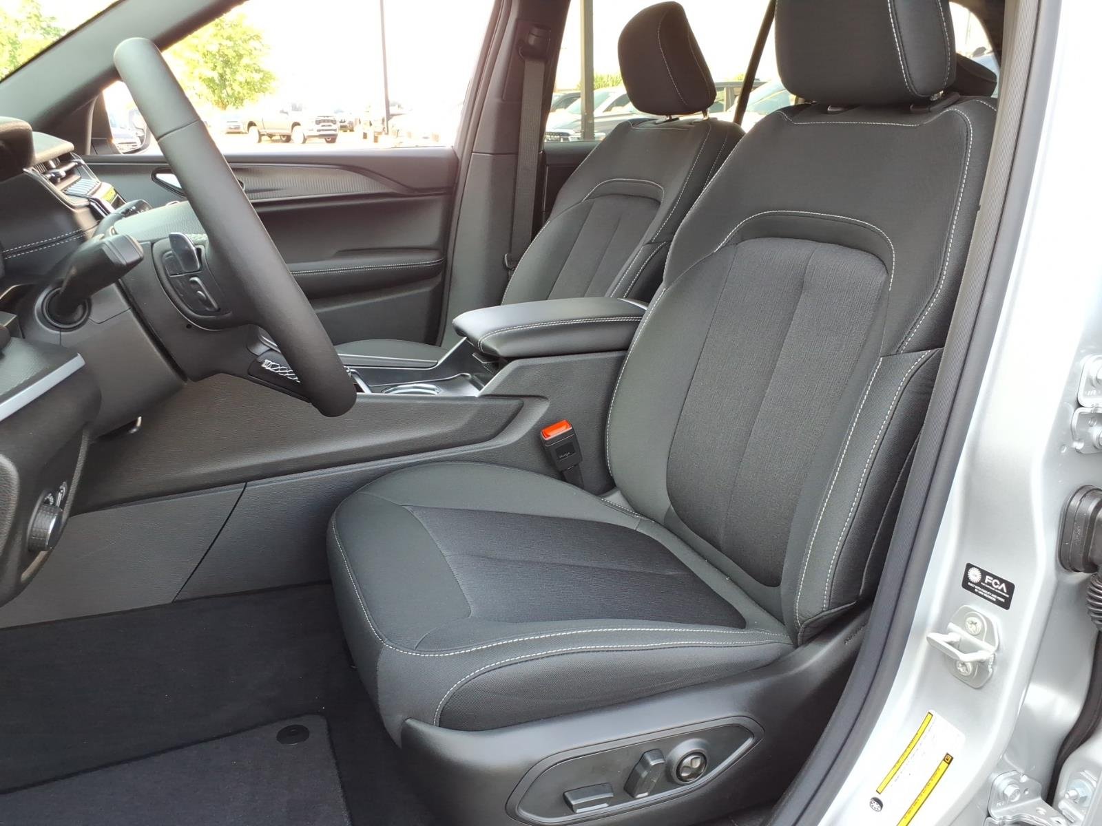 New 2026 Silver Zynith Exterior Paint Jeep Laredo X image 4