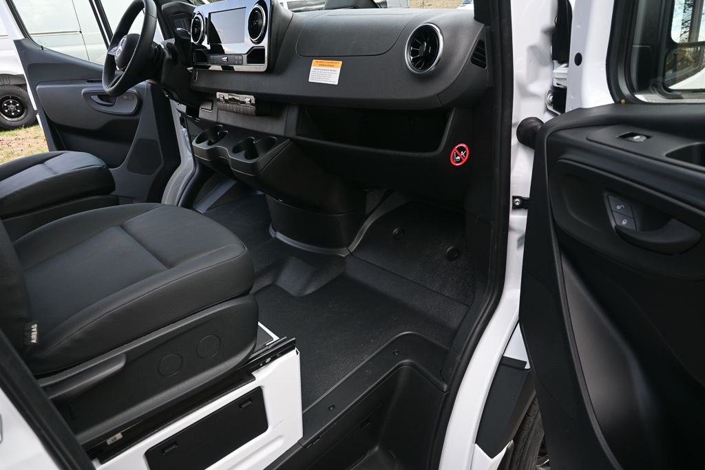 New 2026 Arctic White Mercedes-Benz Cargo 170 WB image 20