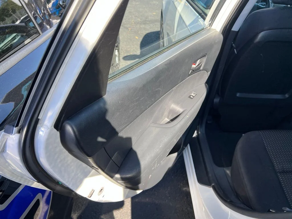 Used 2010 Polar White Hyundai GLS image 13