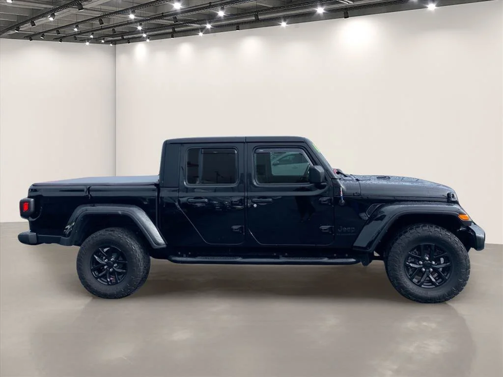 Used 2022 Black Clearcoat Jeep Altitude image 8