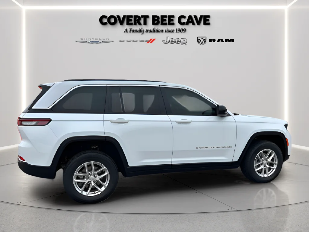 New 2026 Bright White Clear-Coat Exterior Paint Jeep Laredo image 11