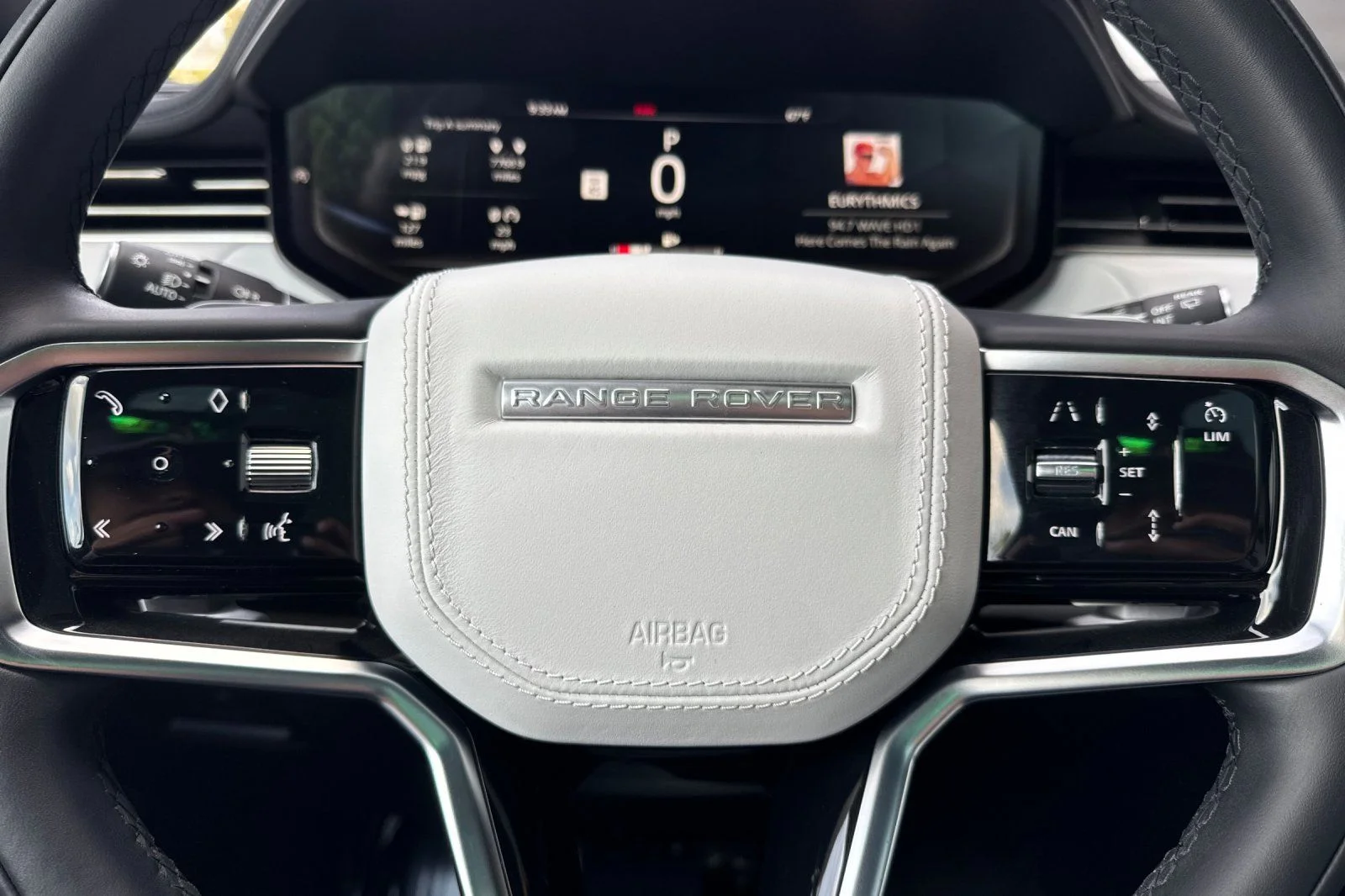 Used 2023 White Land Rover SE image 27