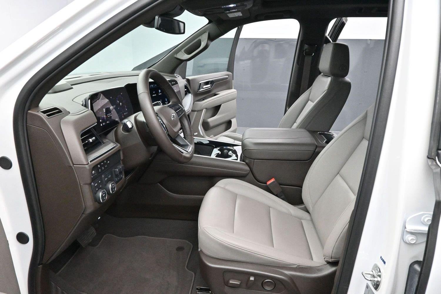 Used 2025 Iridescent Pearl Tricoat Chevrolet Z71 image 12