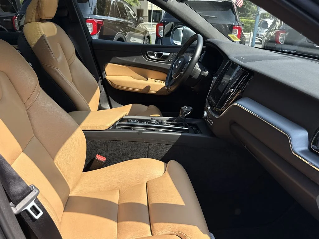 Used 2019 Gray Volvo T6 Momentum image 26