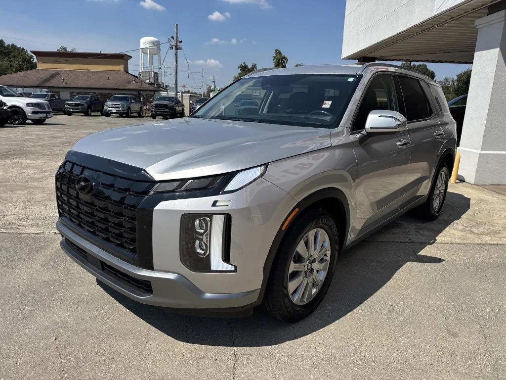 Used 2025 Silver Hyundai SEL image 3