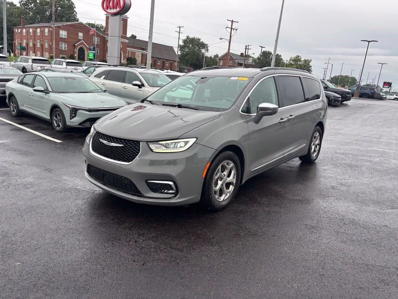 Used 2022 White Chrysler Limited image 3