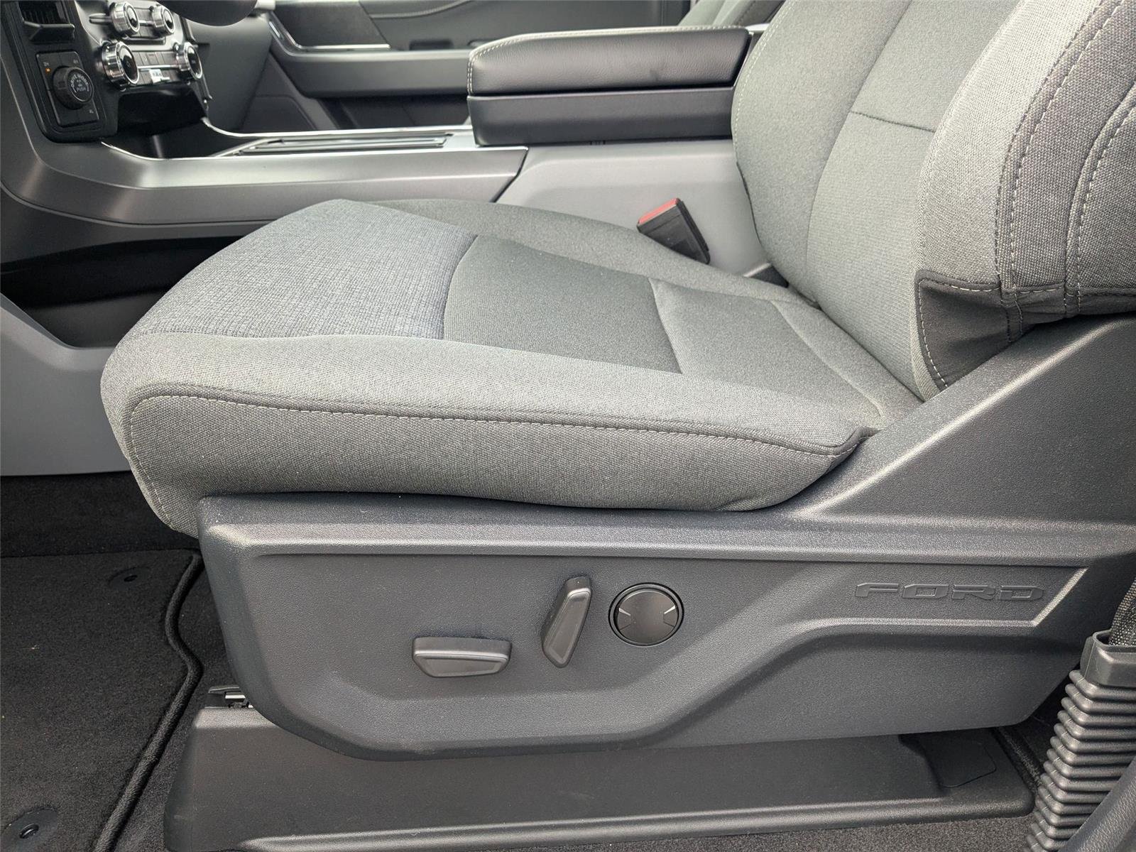 New 2025 Oxford White Ford XLT image 15