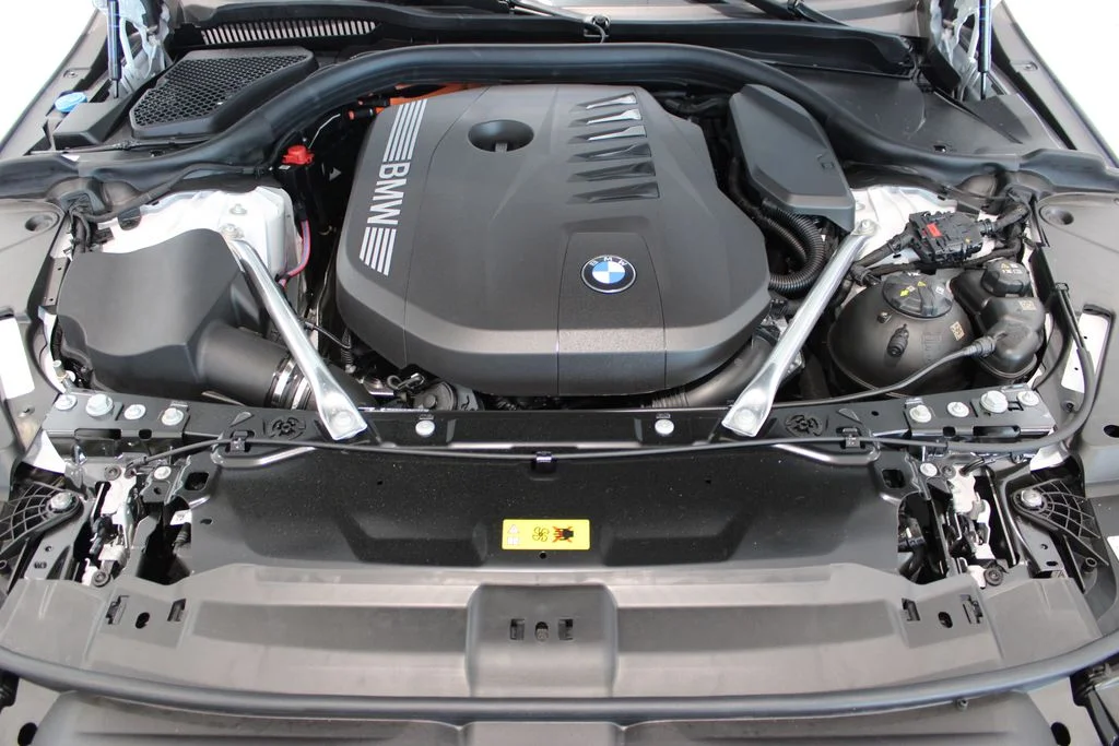 New 2026 Mineral White Metallic BMW 550e xDrive image 8