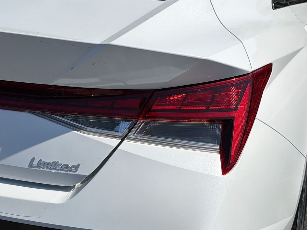 2025 Hyundai Elantra Limited - Photo 13