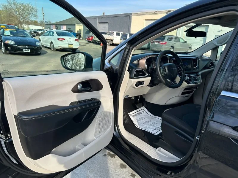 Used 2021 Black Chrysler L Minivan 4D image 36