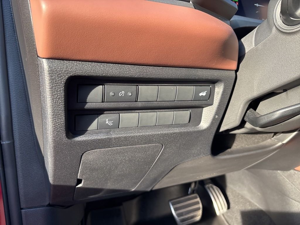 Used 2025  Mitsubishi SEL image 28