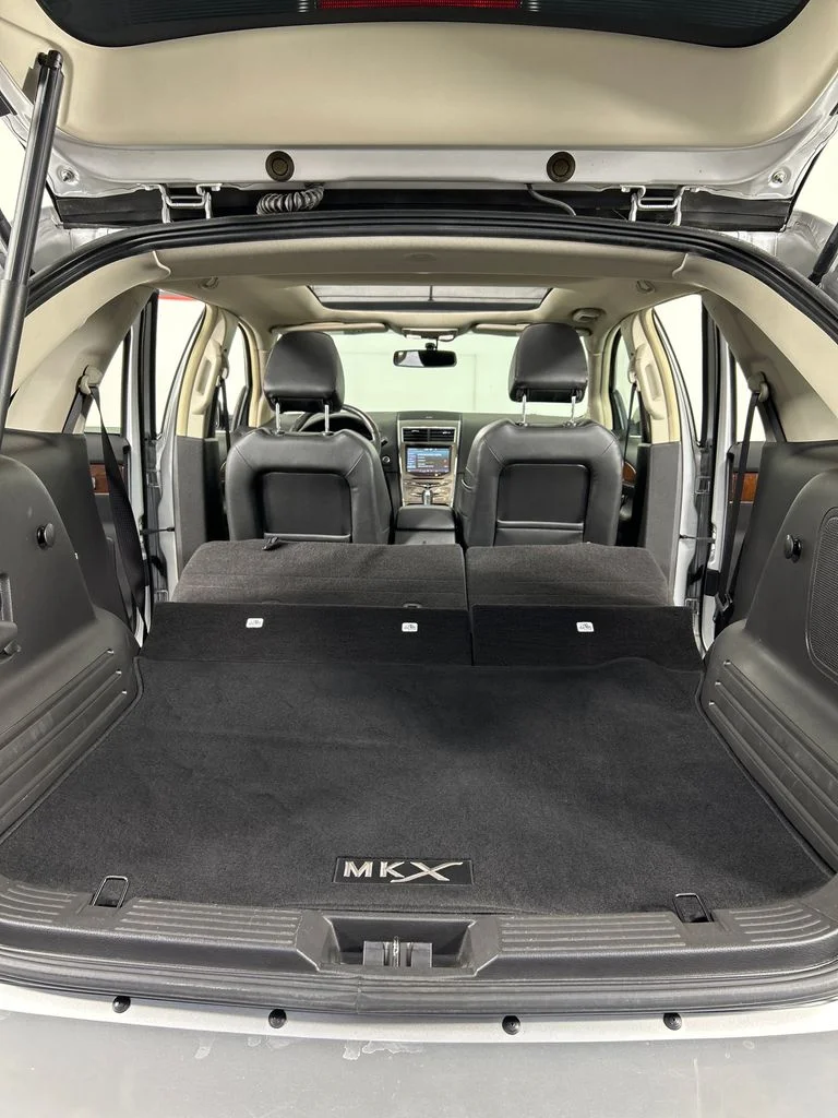 Used 2014 Silver Lincoln Base image 21
