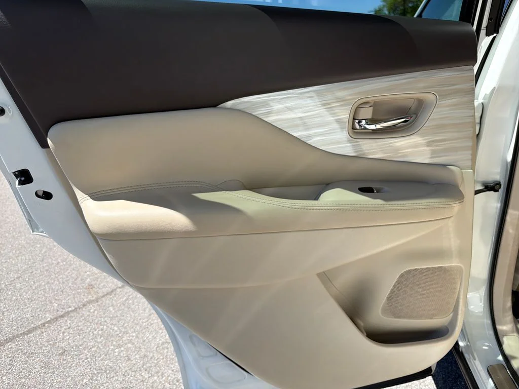 Used 2018 Pearl White Nissan SL image 31