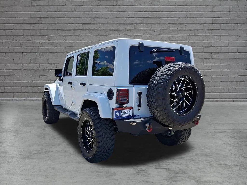 Used 2018 Bright White Clearcoat Jeep Sahara image 9