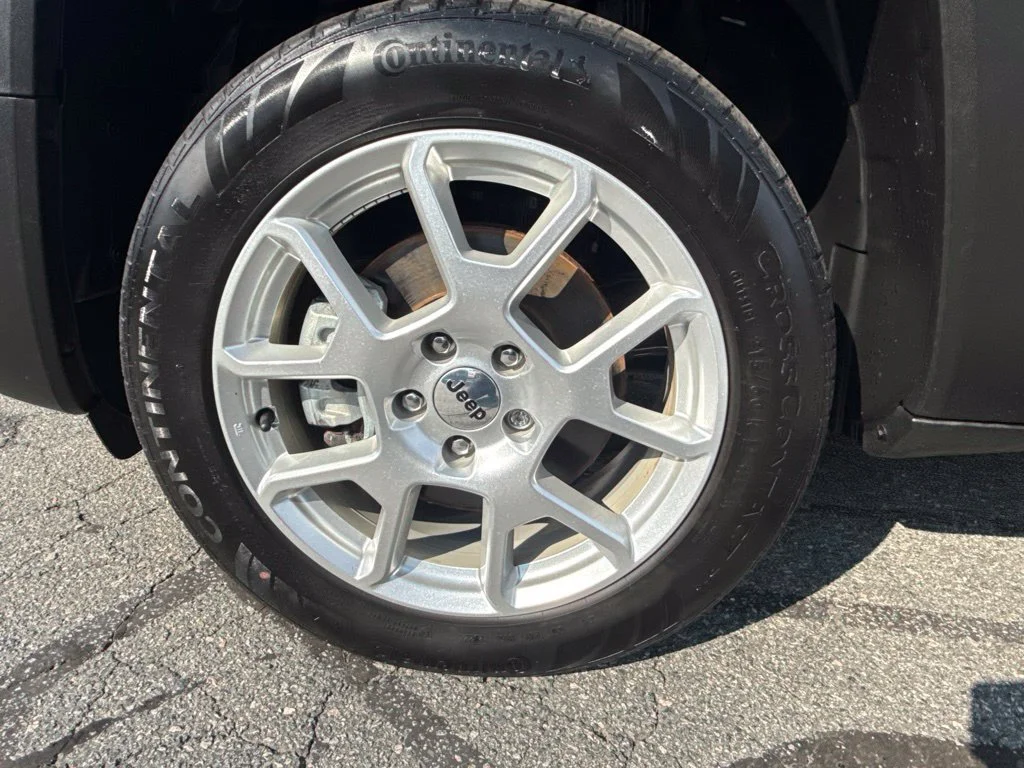 Used 2022 Black Jeep Latitude image 13