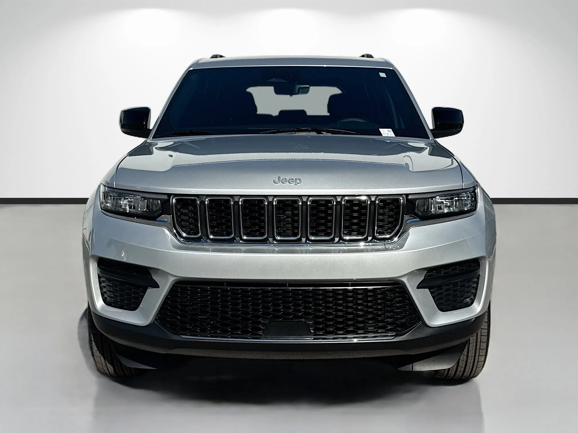 Used 2025 Silver Zynith Jeep Laredo X image 8