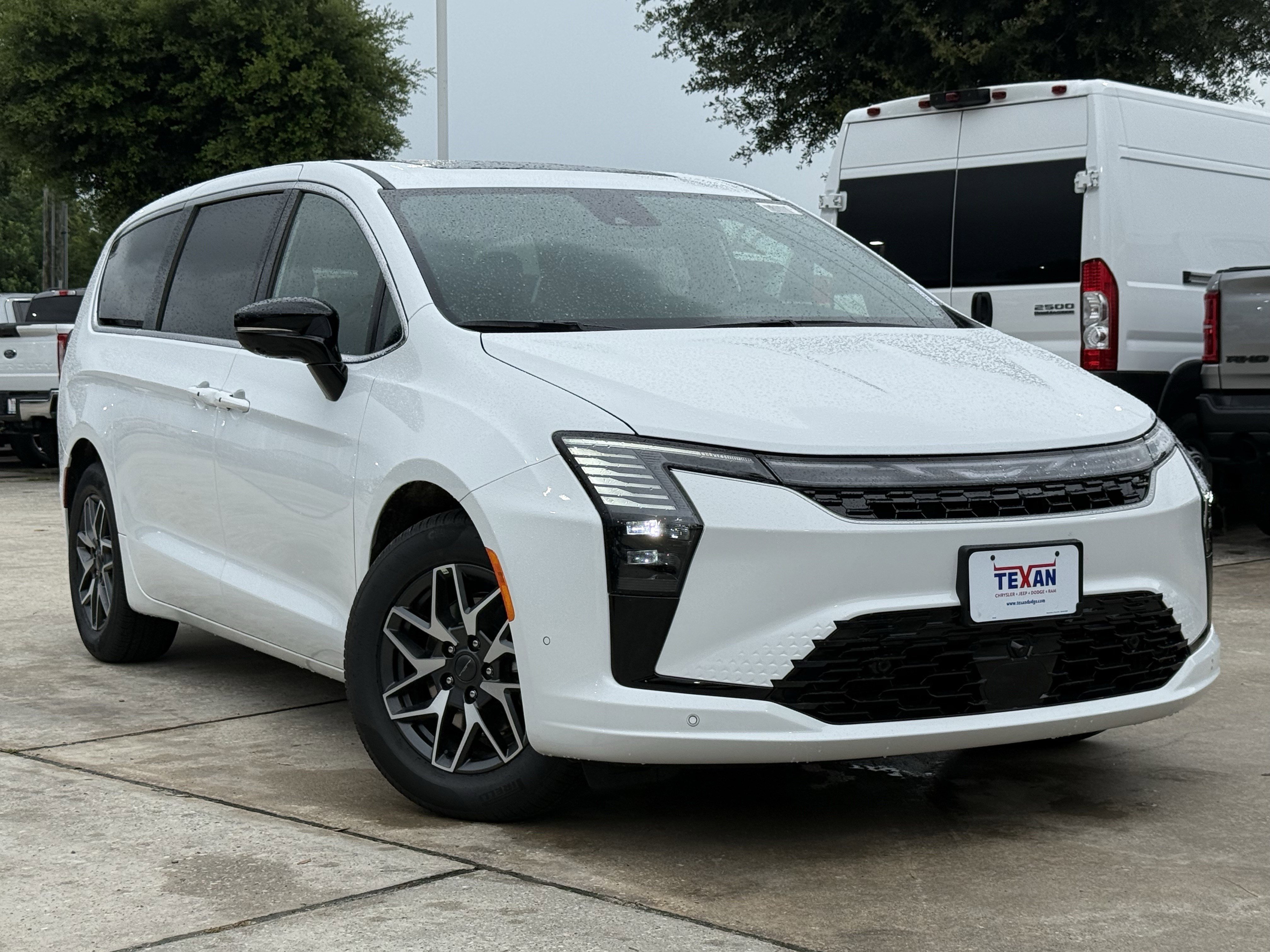 New 2027 Bright White Clear-Coat Exterior Paint Chrysler Limited image 2