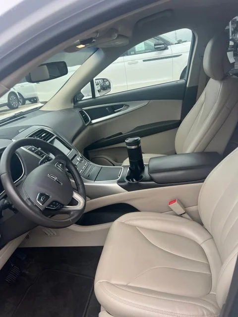 Used 2018 White Lincoln Premiere image 3