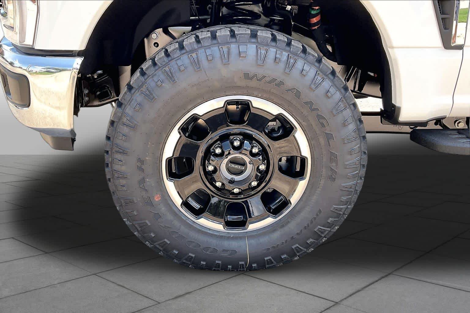 New 2026 Star White Metallic Tri-Coat Ford F-250® Lariat® image 11