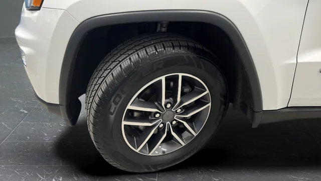 Used 2019 Bright White Clearcoat Jeep Limited image 35