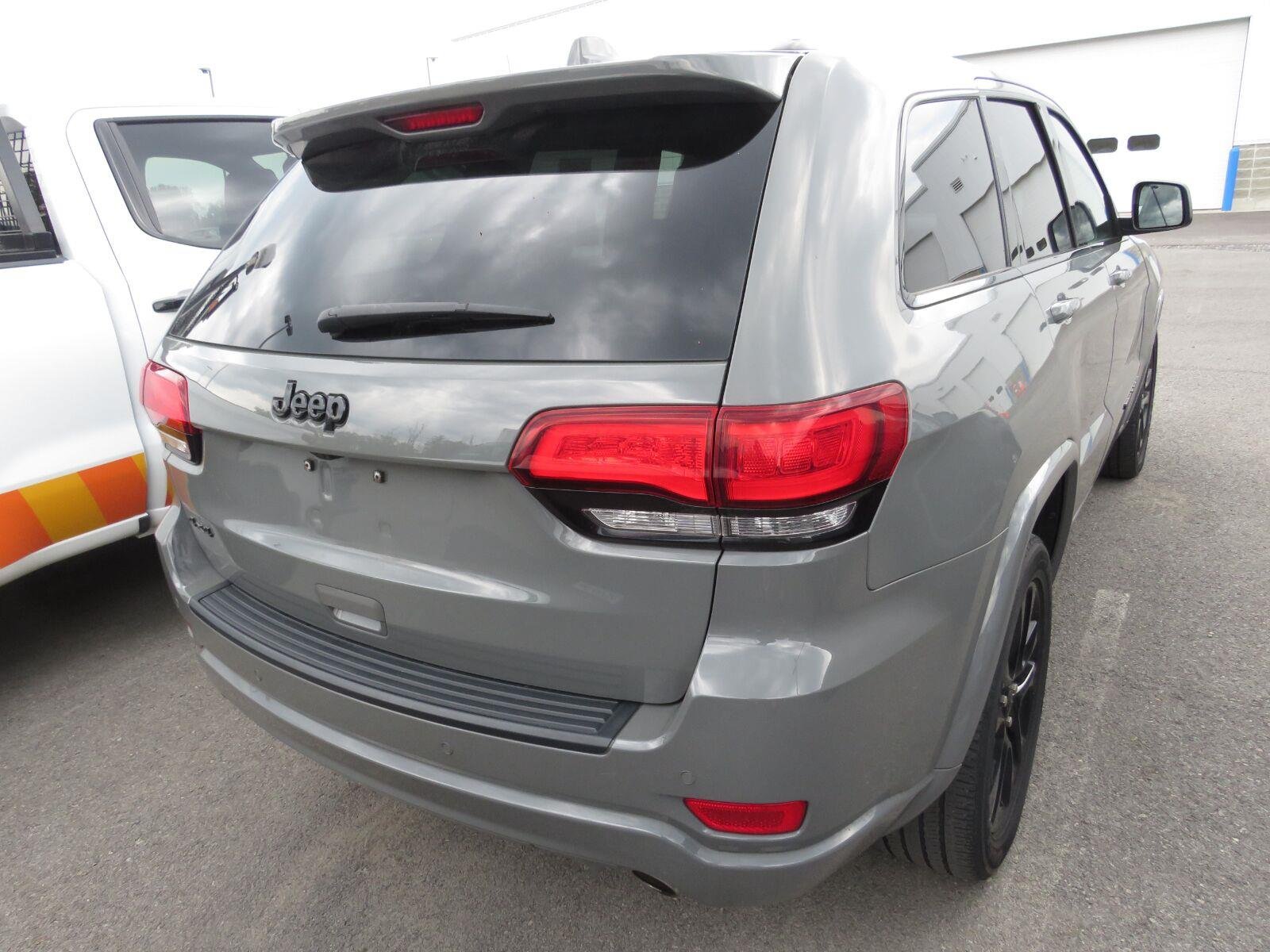 Used 2020 Sting-Gray Clearcoat Jeep Altitude image 9