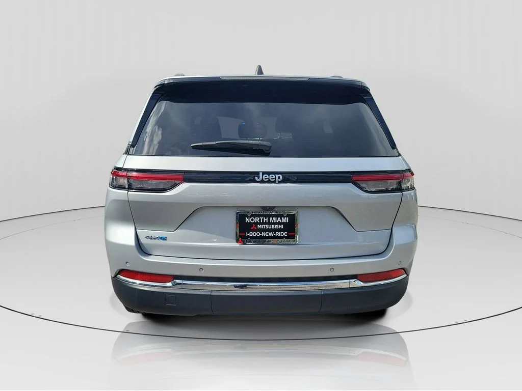 Used 2024 Silver Jeep 4xe image 6