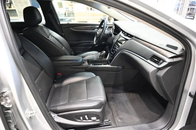 Used 2019 RADIANT SILVER METALLIC Cadillac Luxury image 10