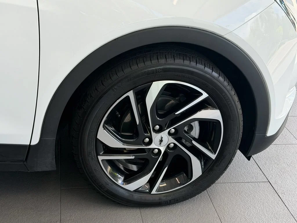 Used 2023 SUMMIT WHITE Chevrolet 2LT image 9