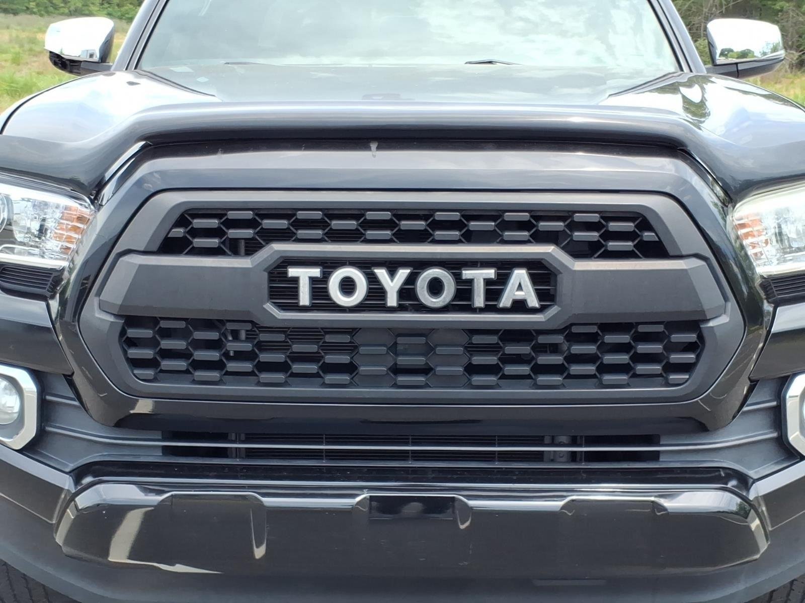 Used 2018 Midnight Black Metallic Toyota Limited image 15