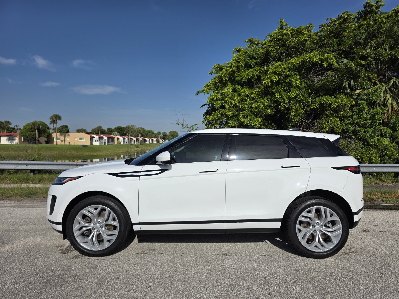 Certified Used 2023 Fuji White Land Rover P250 SE image 7