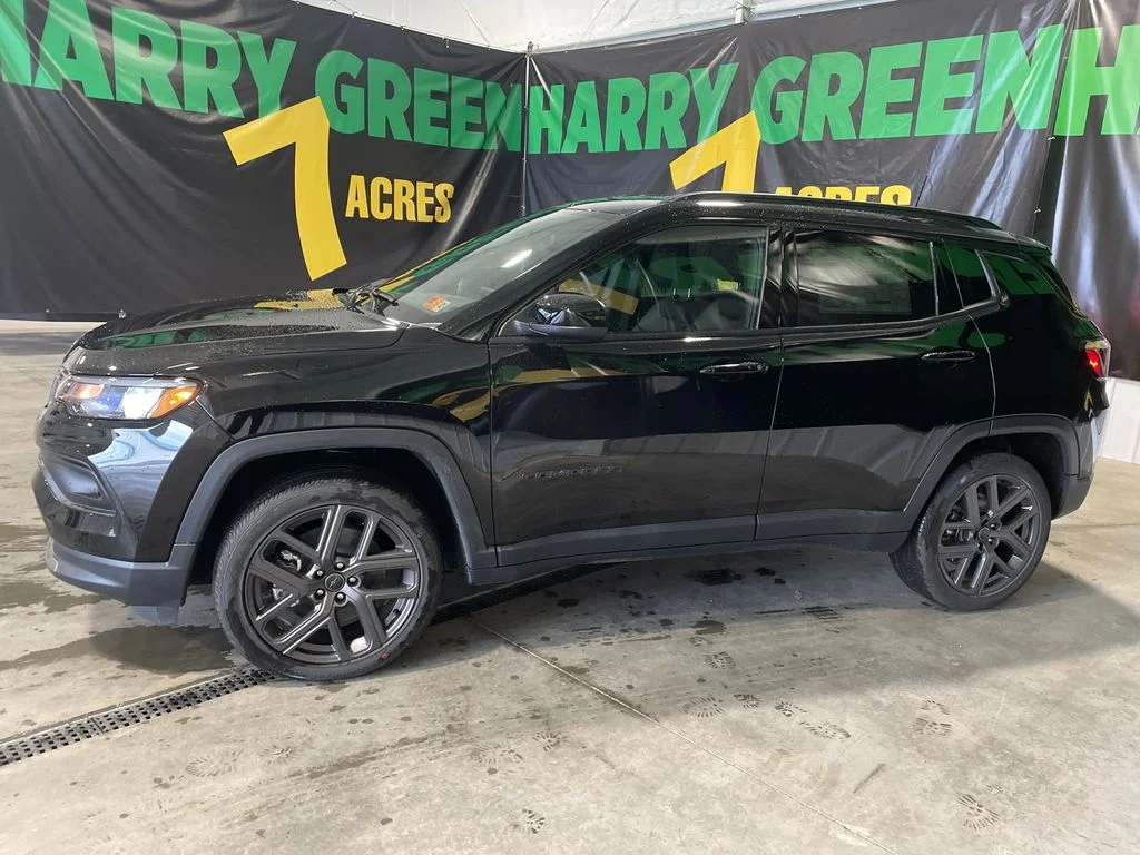 New 2026 Diamond Black Crystal Pearlcoat Jeep Latitude Altitude image 10