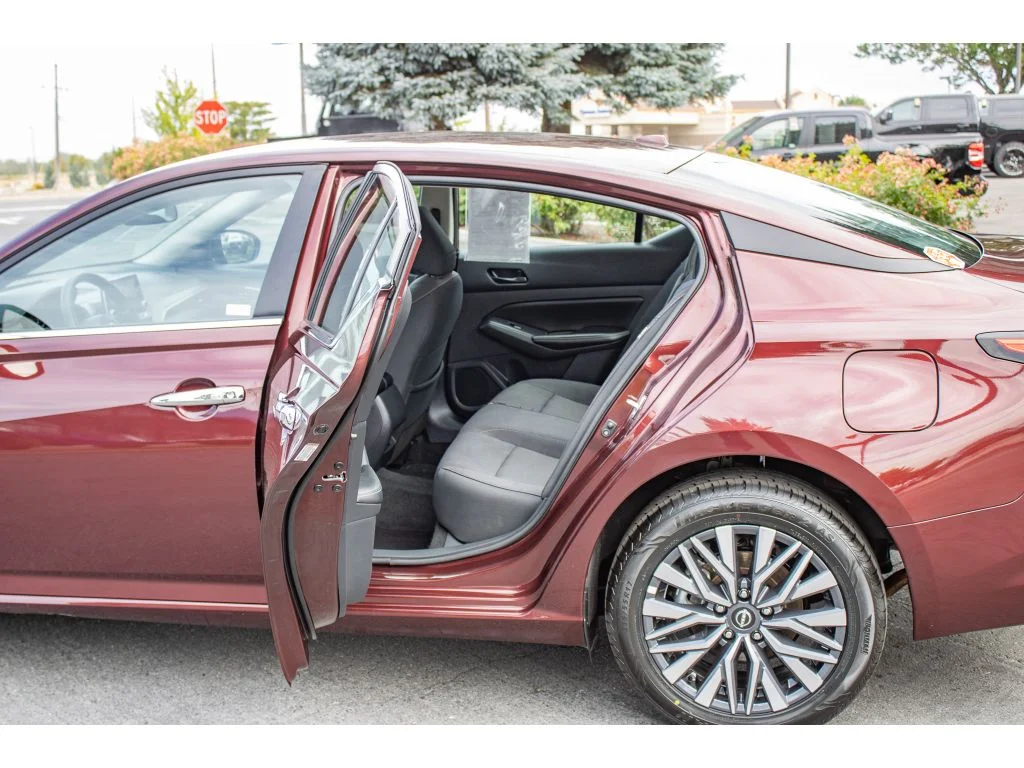 Used 2025 Garnet Pearl Metallic Nissan SV image 15