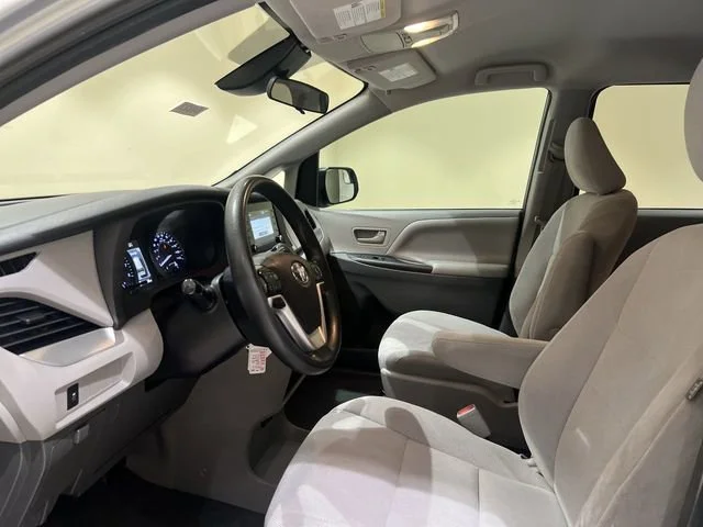 Used 2020  Toyota L image 16