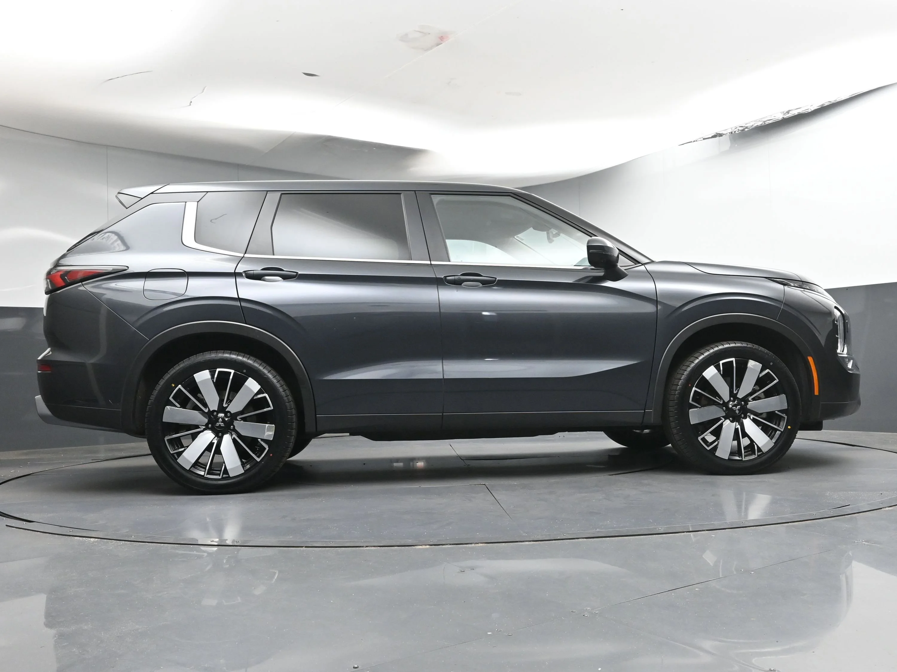 Used 2025  Mitsubishi  image 28