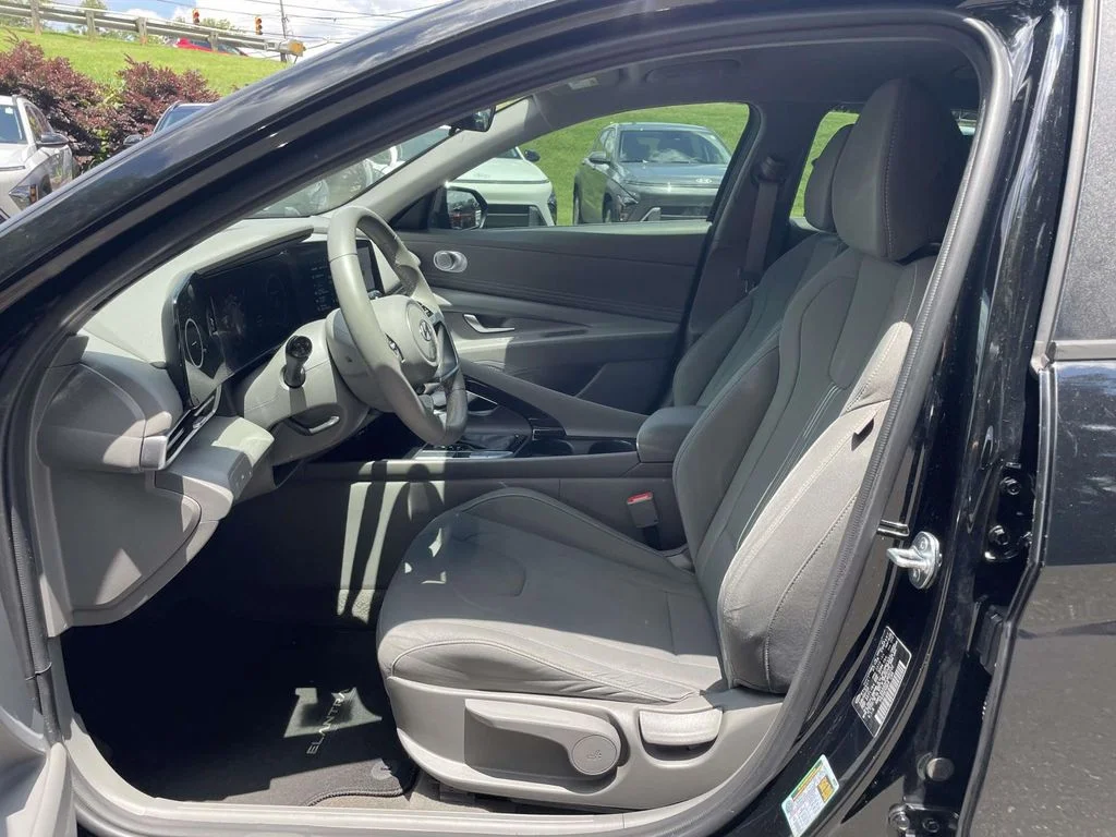Used 2023 Black Hyundai SEL image 15