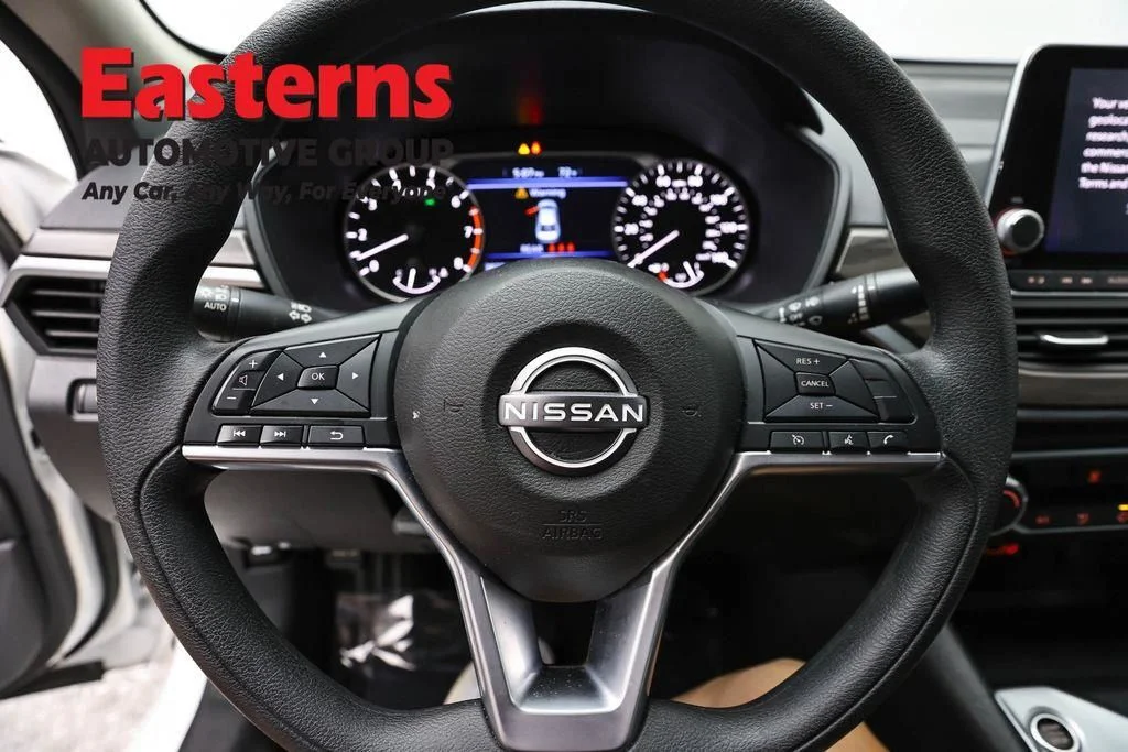 Used 2025 White Nissan 2.5 SV image 12
