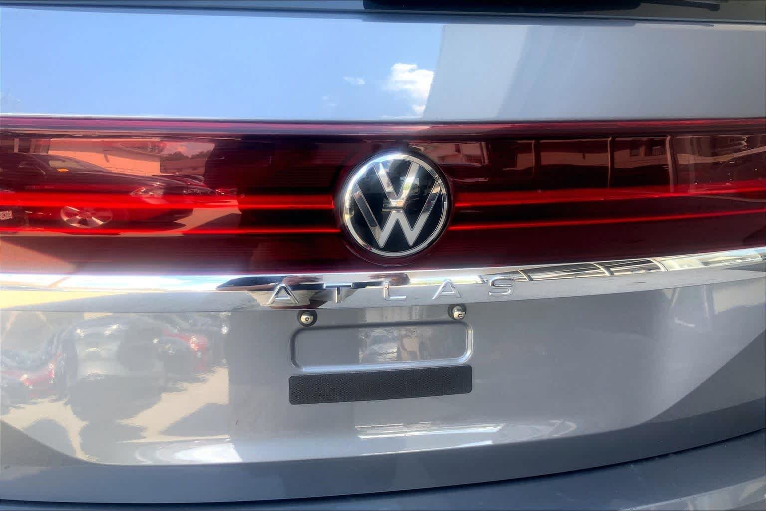 Used 2025 Pure Gray Volkswagen 2.0T SE w/Technology image 29