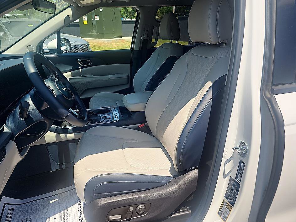 Used 2025 Snow White Pearl Kia SX image 15