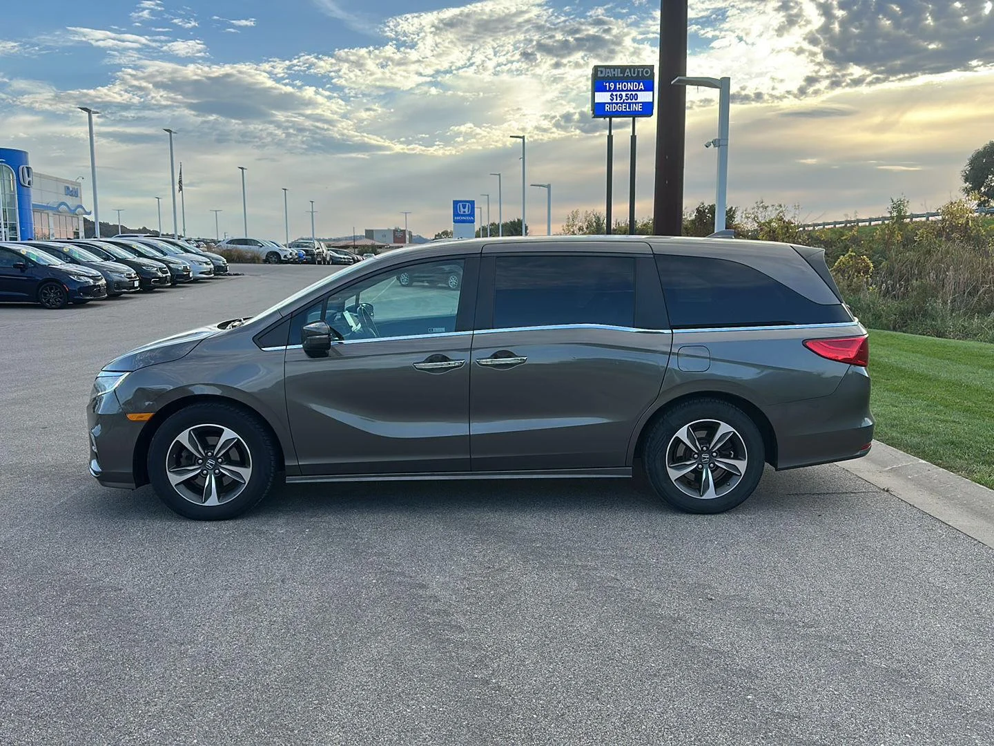 Used 2018 Pacific Pewter Metallic Honda Touring image 6