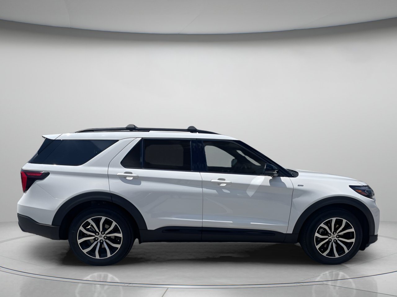 New 2026 Star White Metallic Tri-Coat Ford ST-Line image 2
