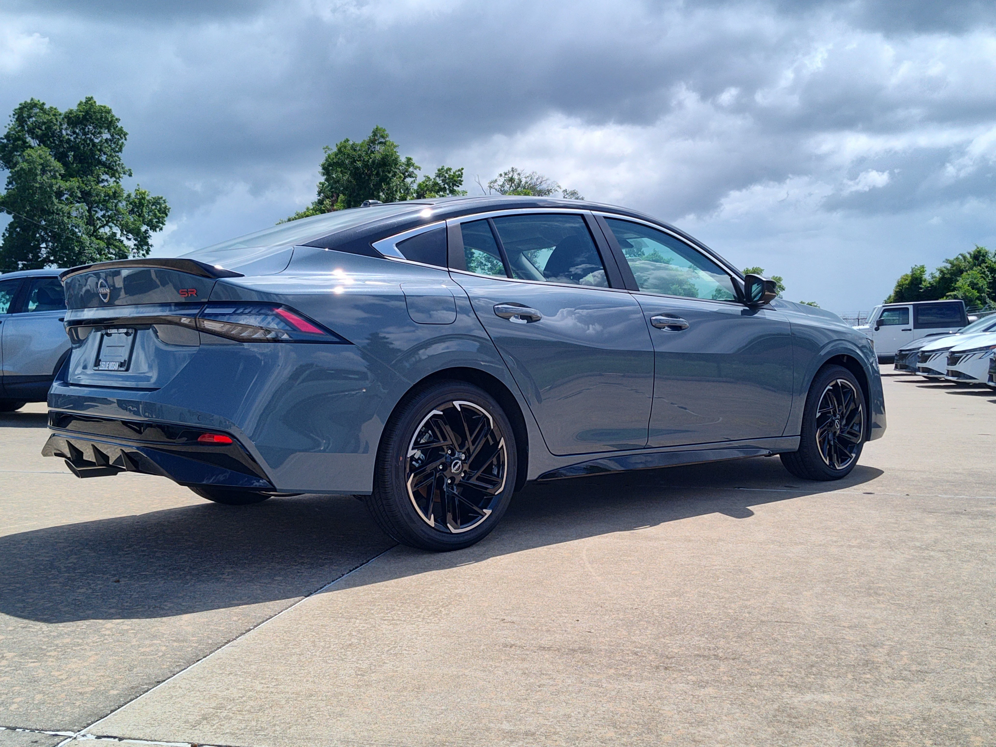 New 2026 Atlantic Gray Metallic / Super Black Two-tone Nissan SR image 5