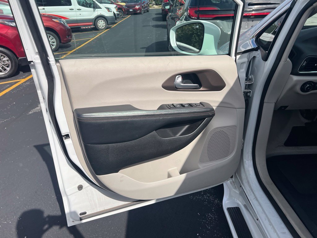Used 2017 White Chrysler Touring L Plus image 9