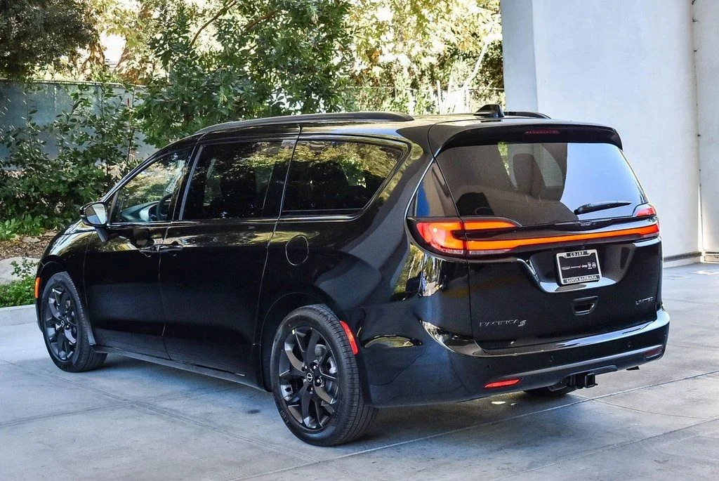 New 2026 Diamond Black Crystal Pearl-Coat Exterior Paint Chrysler Limited image 4
