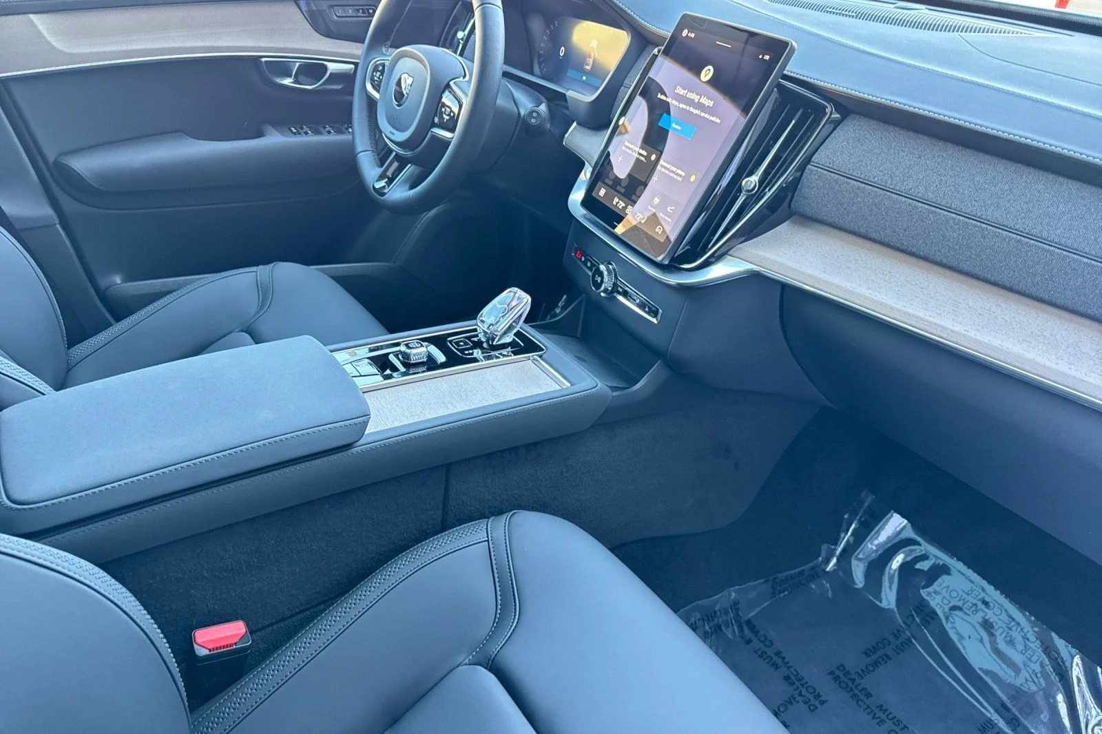 New 2026 Crystal White Volvo T8 Plus 7-Seater image 18