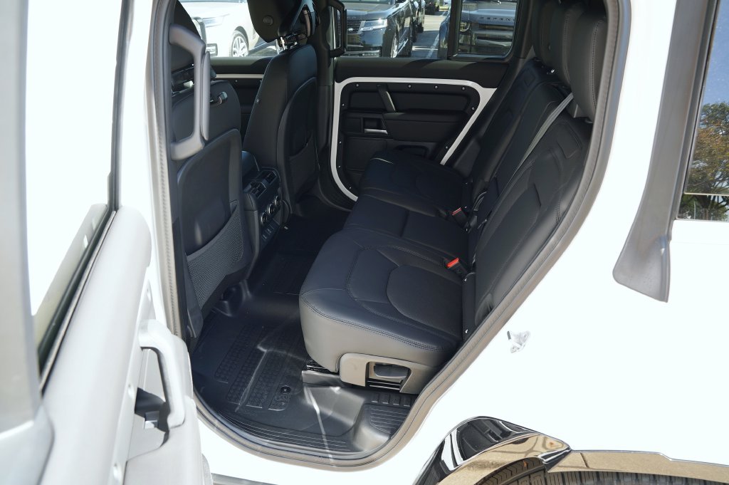 New 2026 Fuji White Land Rover X-Dynamic SE image 32