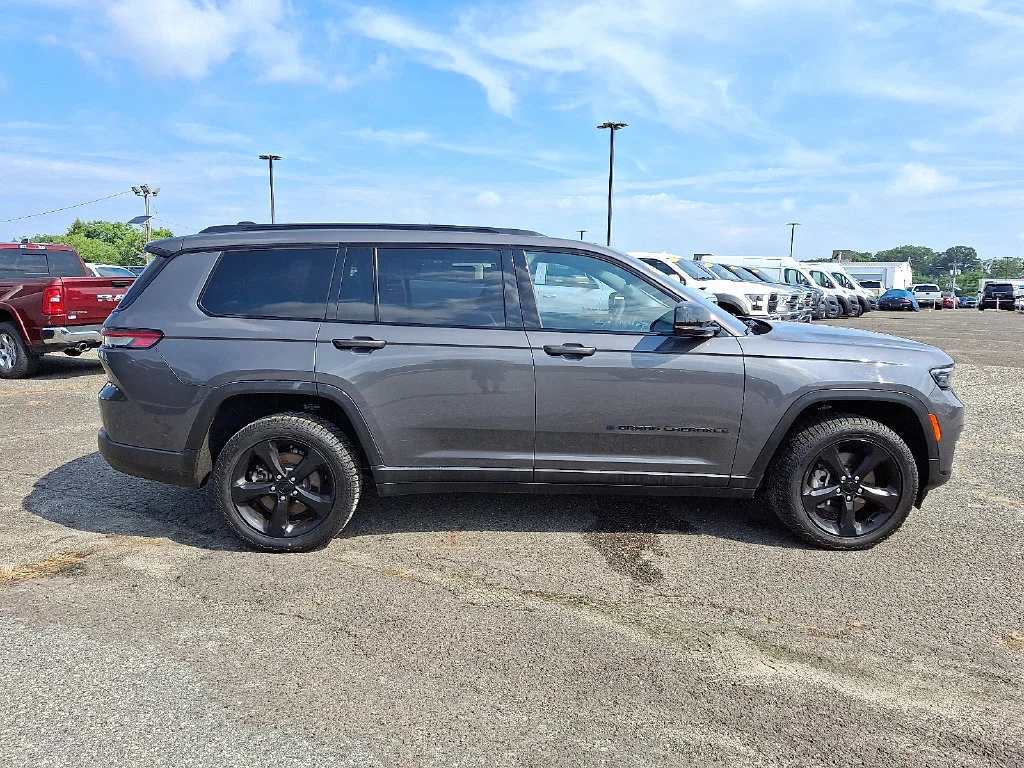 Used 2023 Gray Jeep Altitude 4x4 image 13