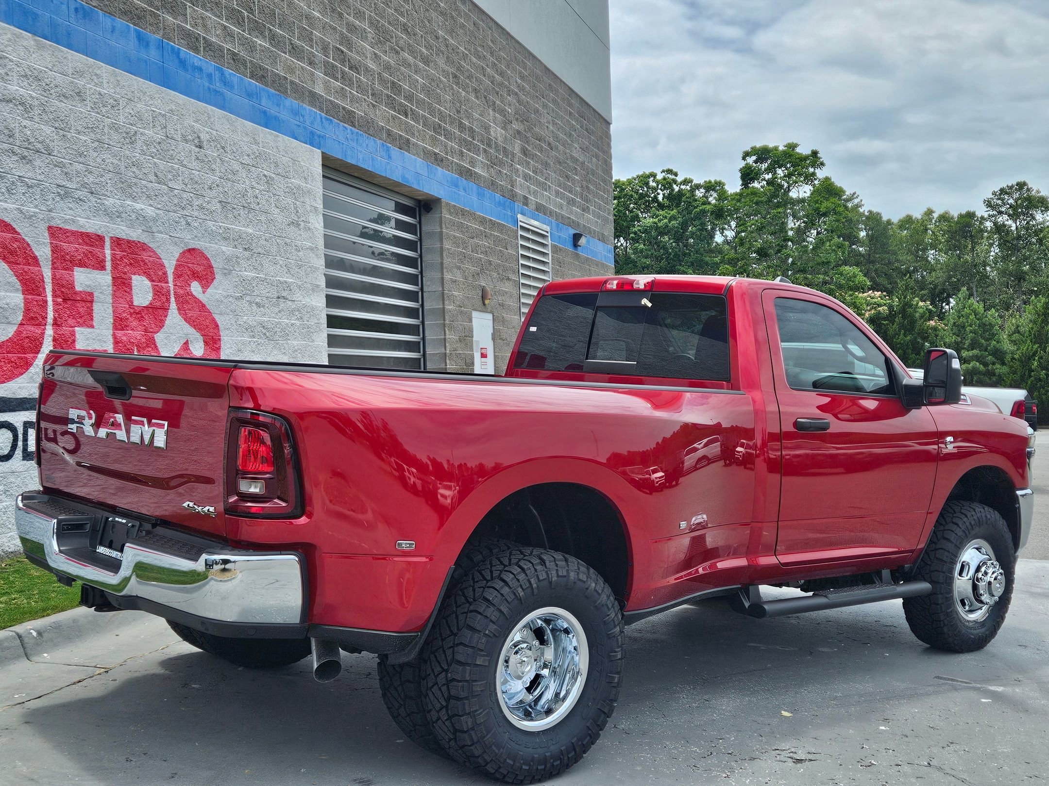 New 2026 Molten Red Pearl-Coat Exterior Paint RAM Tradesman image 7
