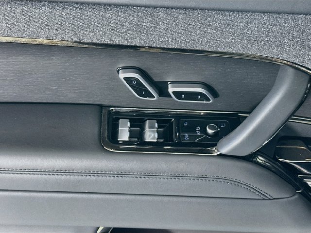 Used 2025  Land Rover SE image 17