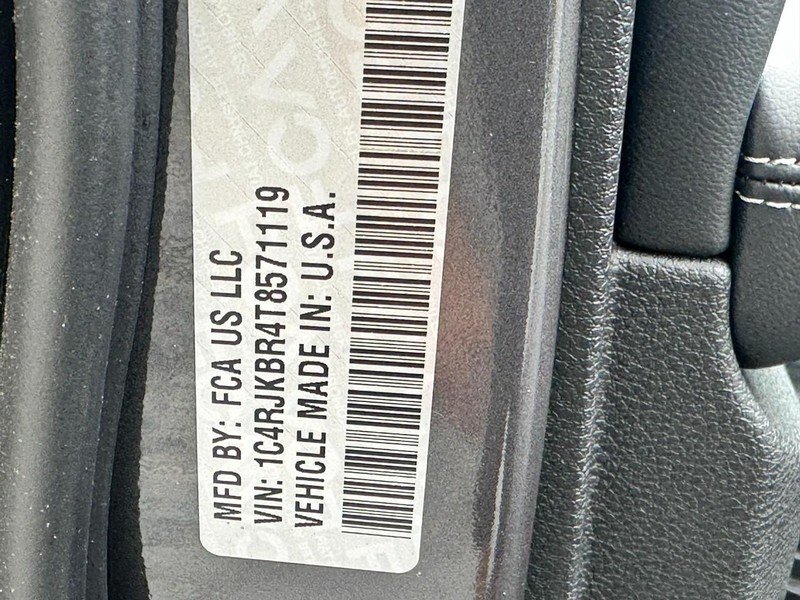 New 2026 Baltic Gray Metallic Clear-Coat Exterior Paint Jeep Limited 4x4 image 22